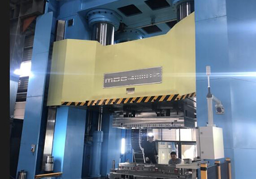 Processus de moulage par compression et outillage composite