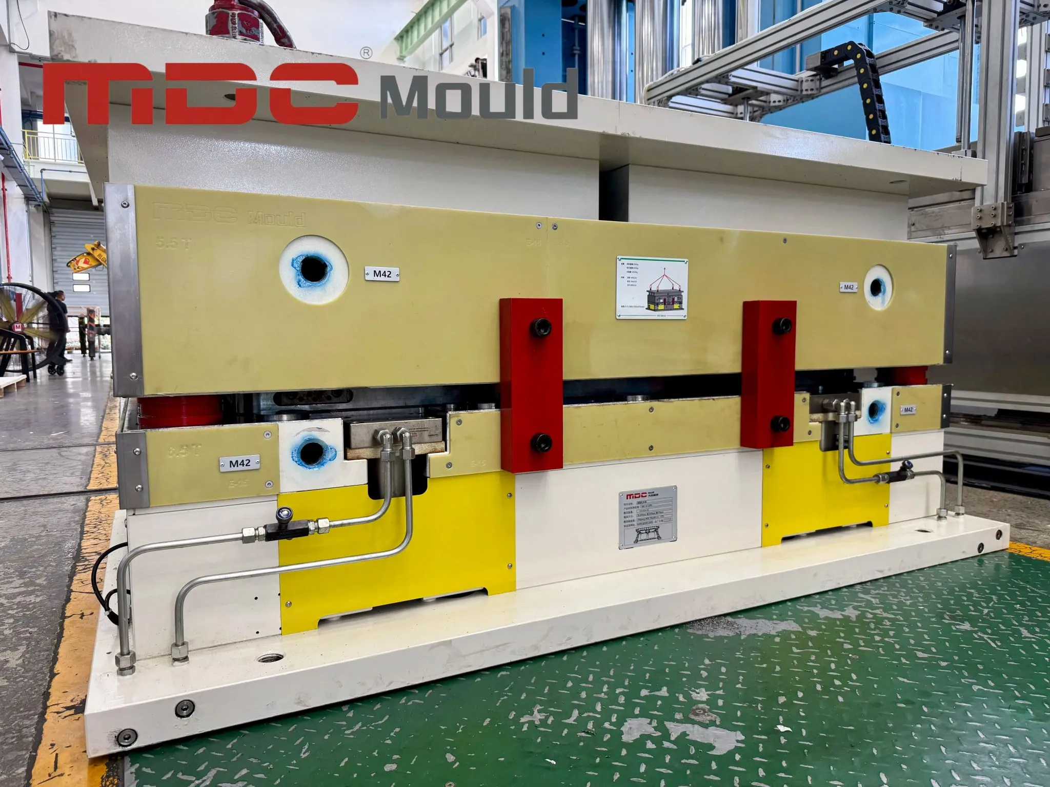 Le moulage par compression rencontre les panneaux isolants